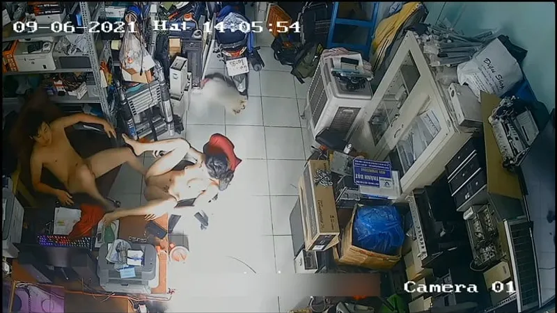 Vợ yêu người chồng địt nhau trong của cậu bé máy tính