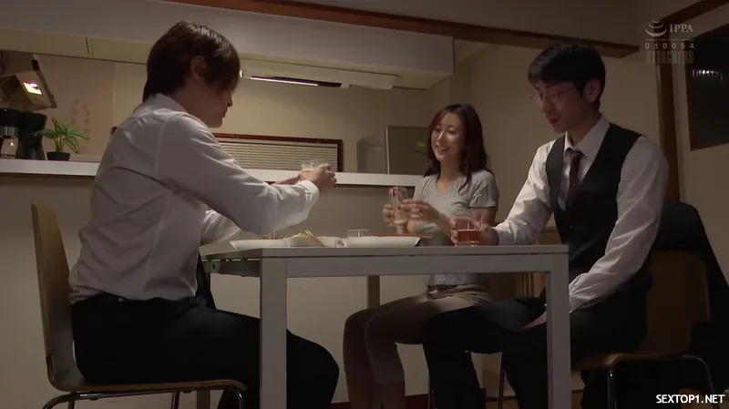 đến nhà tiền bối ở nhờ, ép làm tình luôn người vợ sếp