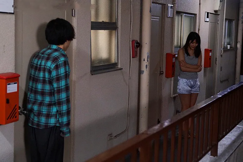 Bí mật lén lút với cô hàng xóm cãi nhau bị ông xã đuổi ra cửa