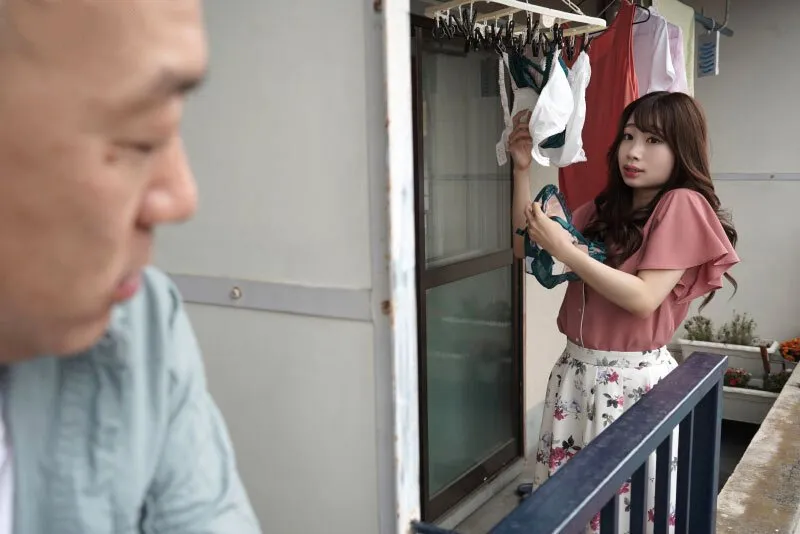 Gã nhà kề bên chuyên soi mói và cặp vợ yêu người chồng thường xuyên rên la quá to