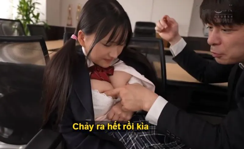 Ba năm trời, thầy giáo rèn luyện cô học trò ngực đẹp biến thành "hũ đựng tinh"