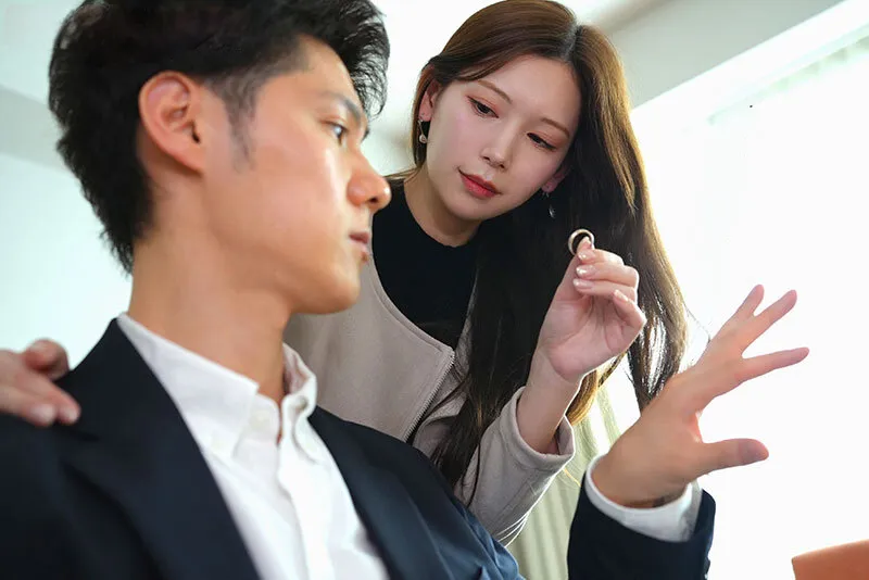 Cô vợ đi đi chơi, gã chồng ở nhà bị nhỏ em cô vợ gạ xxx không trượt phát nào